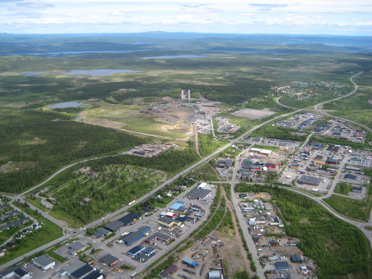Hele sentrum av Kiruna skal flyttes østover fordi gruvevirksomheten (midt på bildet) lager sprekker i grunnen under byen. Foto: Kiruna kommune