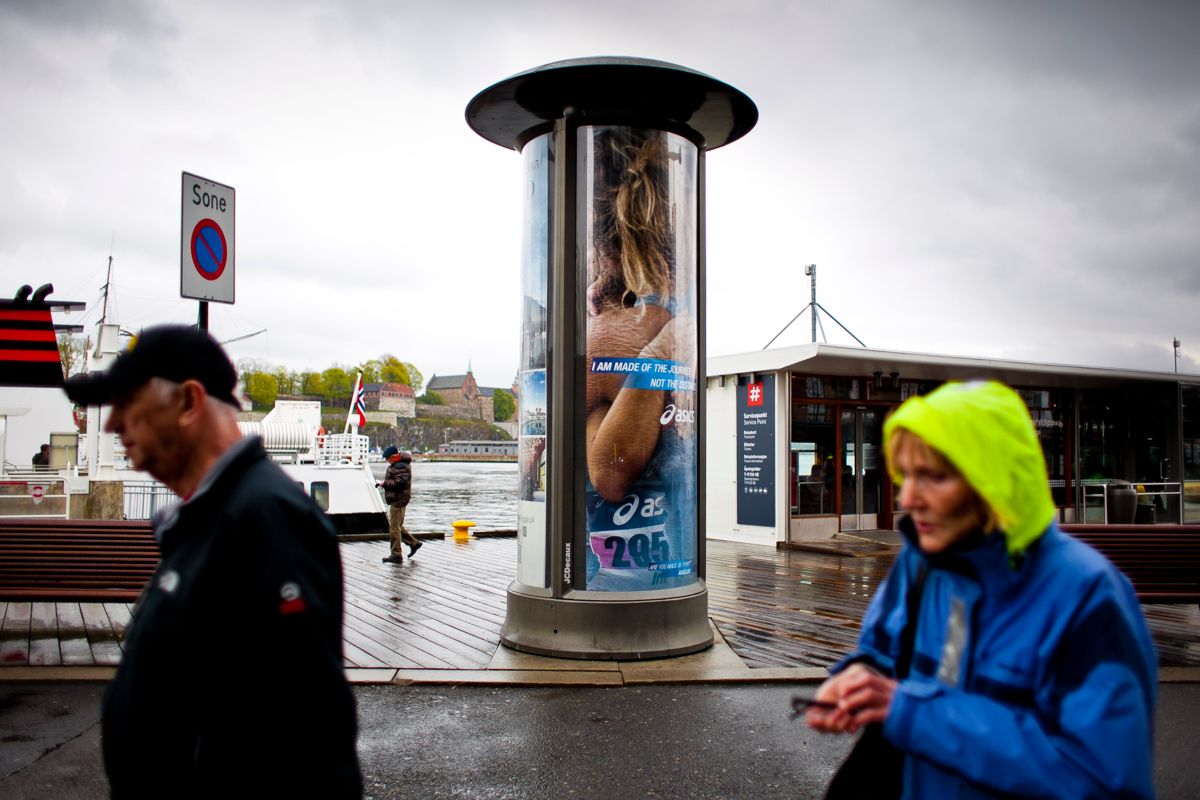 JCDecaux eier en rekke reklameinstallasjoner på Aker Brygge som strider med dagens reklameregler for kommunen. Foto: Magnus Knutsen Bjørke.