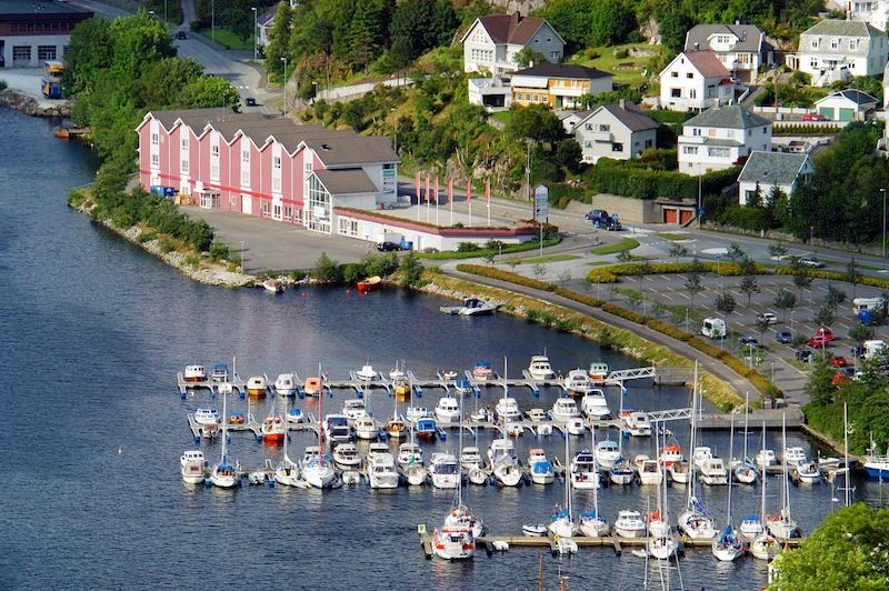 Leieinntekter fra flytebrygger og båtplasse kan legges inn grunnlaget for eiendomsskatt, fastslår en dom fra lagmannsretten. Illustrasjonsfoto: Scanpix