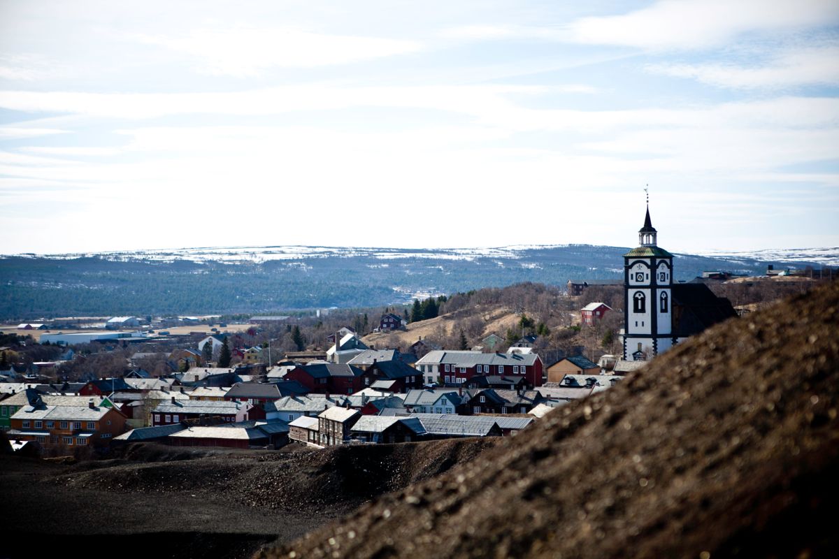 Røros opplever at folk reiser på hytta for å ta karantenetiden der. Nå er testkapasiteten i kommunen sprengt.