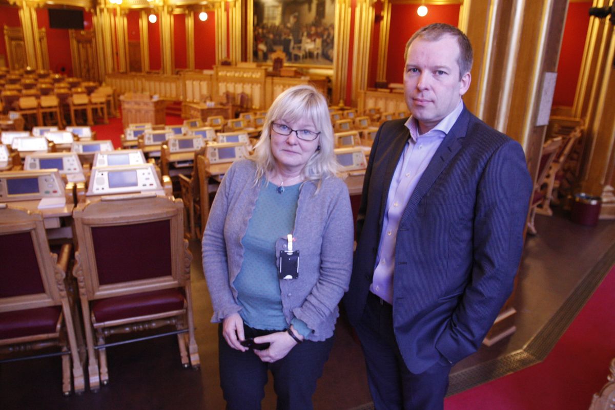 Ingalill Olsen og Håkon Haugli (Ap) fra Stortingets kommunalkomité vil stille spørsmål til justisministeren om offentlighetsloven fungerer i tråd med intensjonen. Foto: Vegard Venli