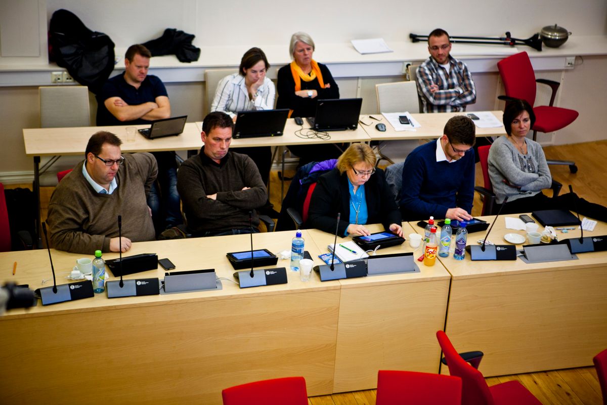 Kommunestyret i Lunner er blant mange som går over til nettbrett på møtene. Arendal innfører nå kjøreregler for sosiale medier. Foto: Magnus Knutsen Bjørke.