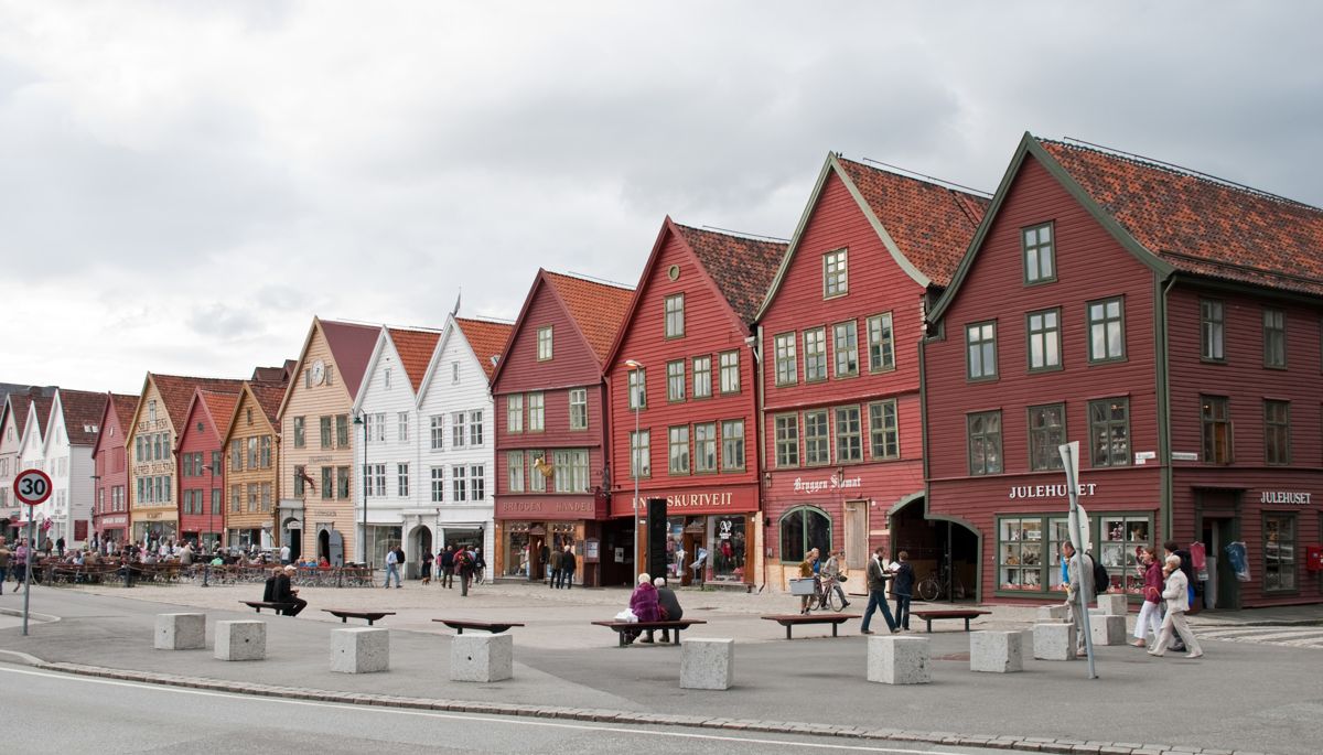 Bybane over eller under Bryggen i Bergen har skape politisk uro i Bergen. Nå kan Roger Valhammer (Ap) bli byrådsleder igjen etter at det er blitt flertall for bane over Bryggen.