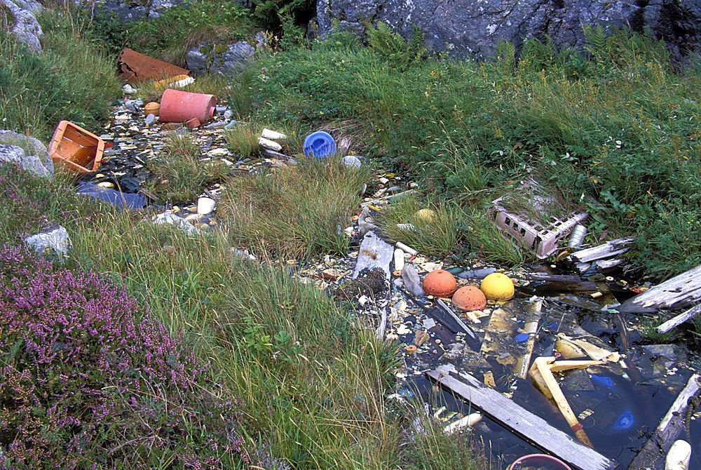 Store mengder søppel kan samle seg i viker langs kysten, som her på Frøya i Sør-Trøndelag. Foto: Tore Wuttuda/Samfoto/Scanpix