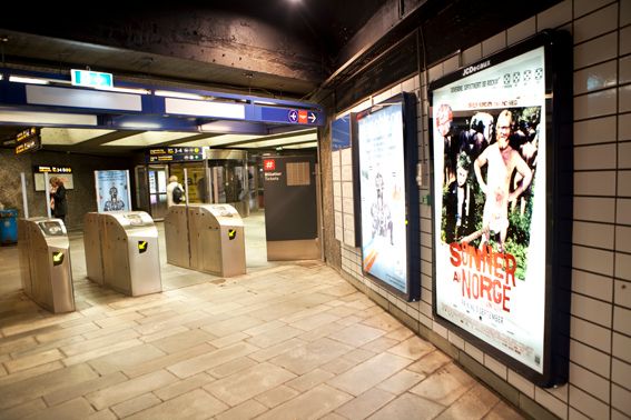 Reklame fra JCDecaux på Nationaltheatret stasjon. Foto: Vegard Venli