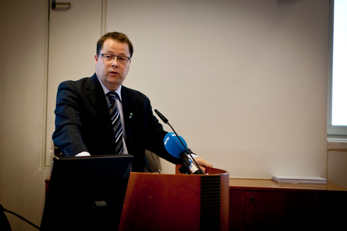 Bjørn Arild Gram legger fram NOU om boligpolitikken. Foto: Magnus Knutsen Bjørke