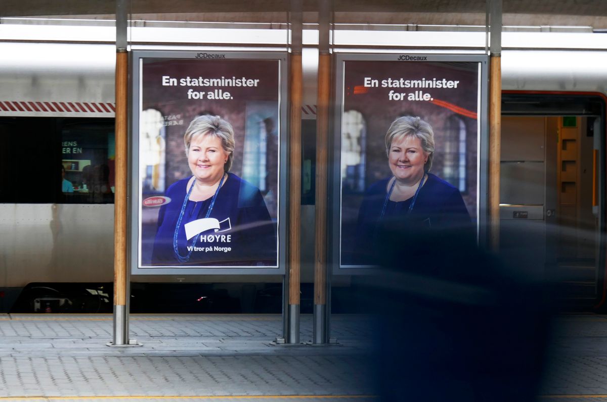 Reklameplakater for Høyre på Oslo S. med statsminister Erna Solberg med budskapet "En statsminister for alle." Foto: Erik Johansen / NTB scanpix
