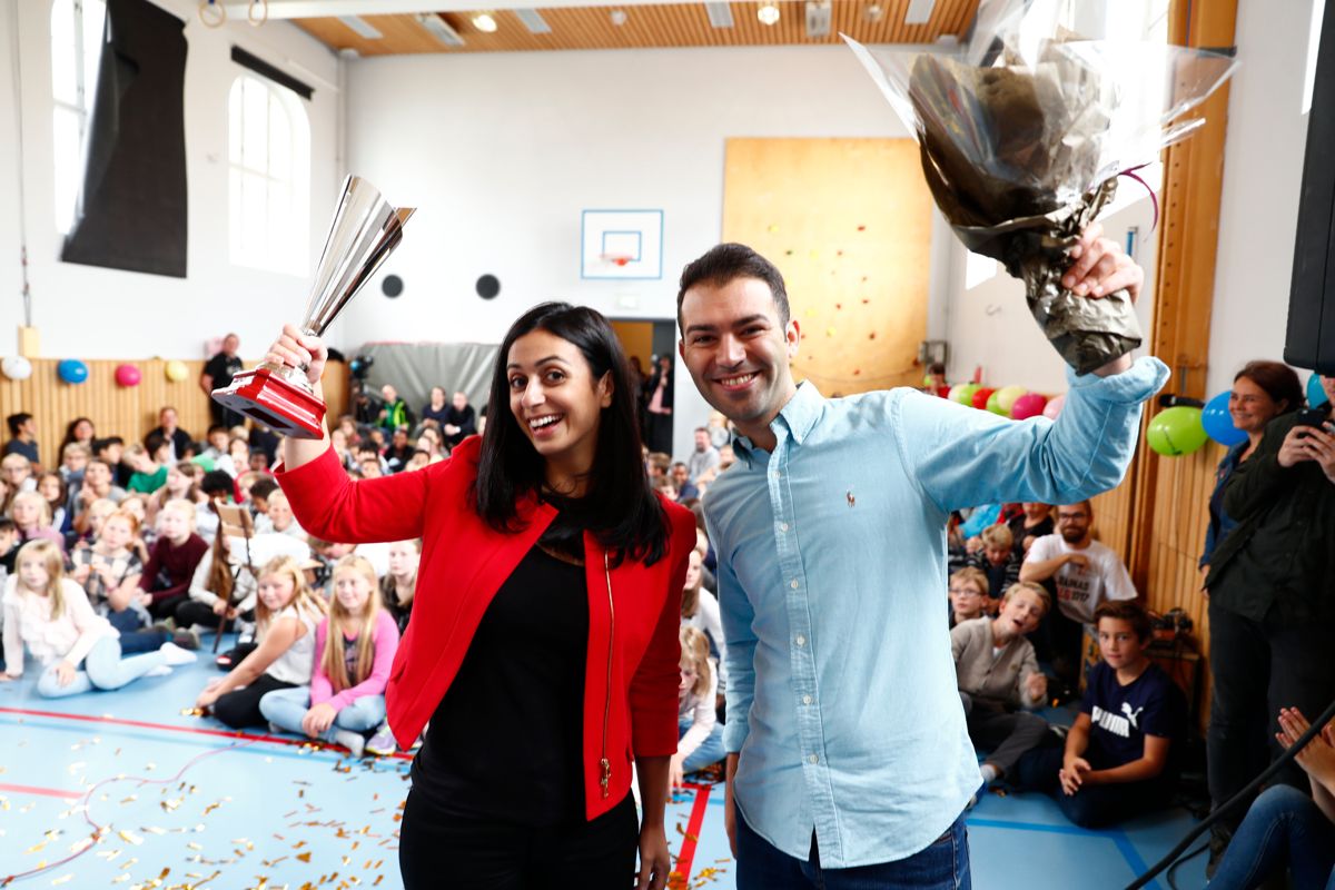 Hadia Tajik og Mani Hussaini og Arbeiderpartiet er vinneren av barnas valg. Her møter de barn på Ila skole i Oslo. Foto: Terje Pedersen / NTB scanpix