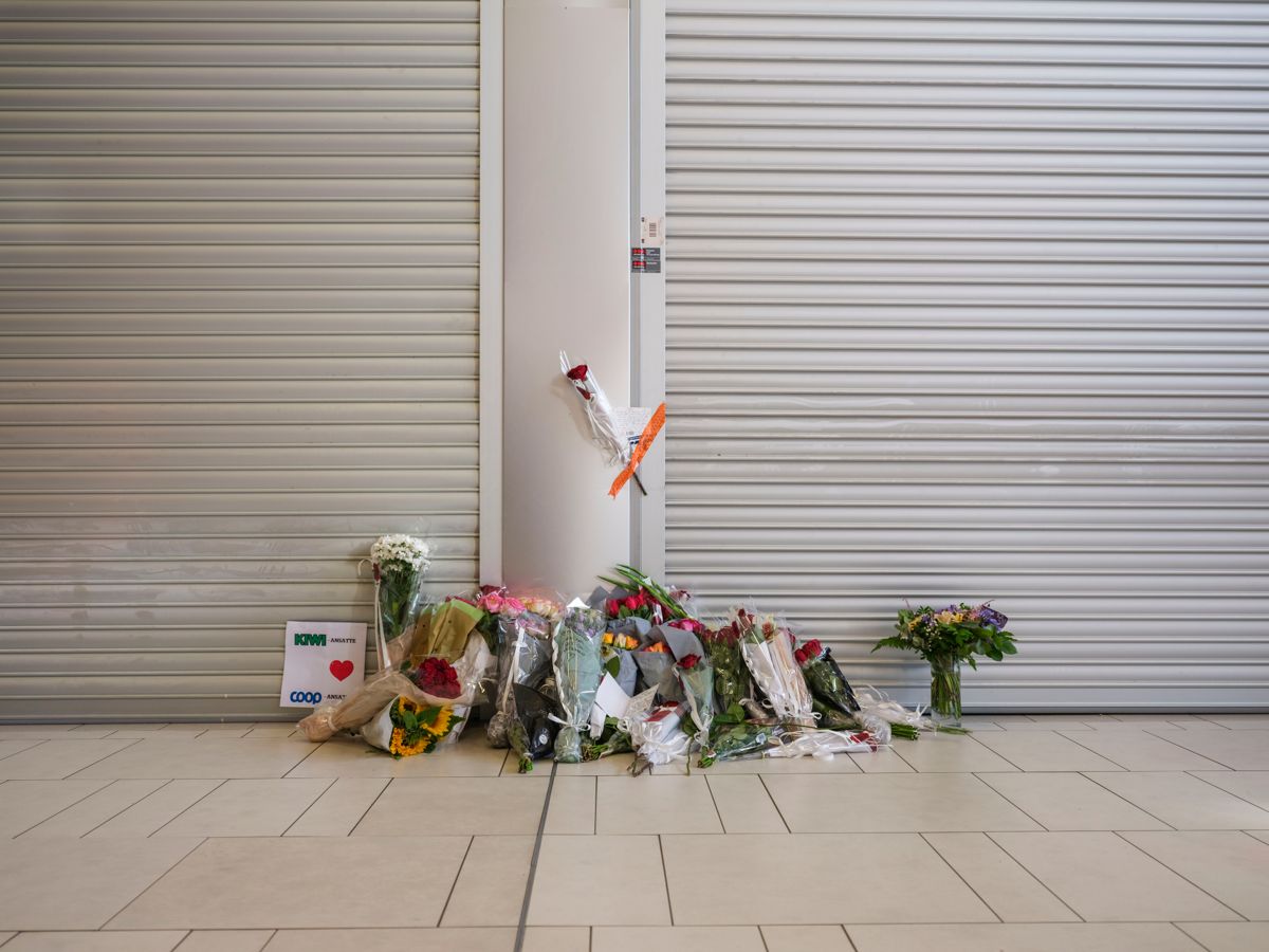 Blomster ble satt fram utenfor Coop Obs på Sørlandssenteret i Kristiansand etter knivdrapet forrige onsdag. Foto: Tor Erik Schrøder, NTB scanpix