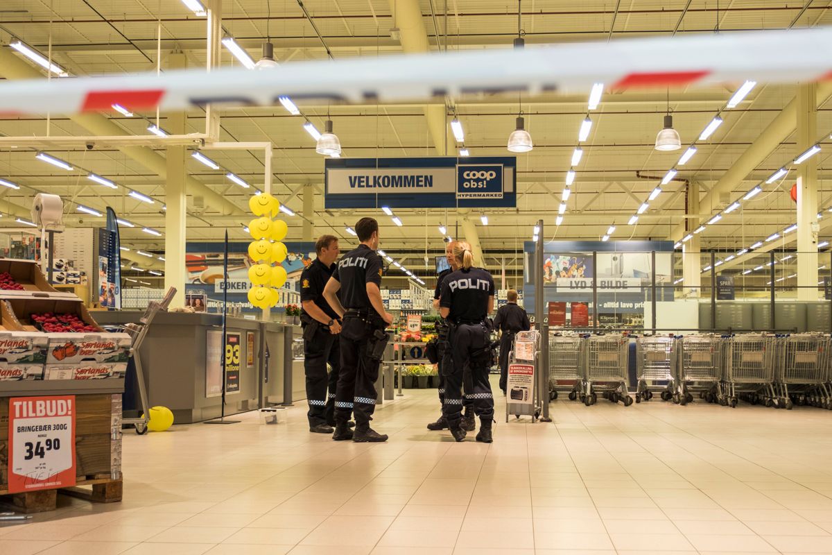 En person ble drept og en ble skadet da ei jente på 15 år gikk amok med kniv på Sørlandssenteret i Kristiansand. På bildet er politiets teknikere og etterforskere på åstedet. Foto: Tor Erik Schrøder, NTB scanpix