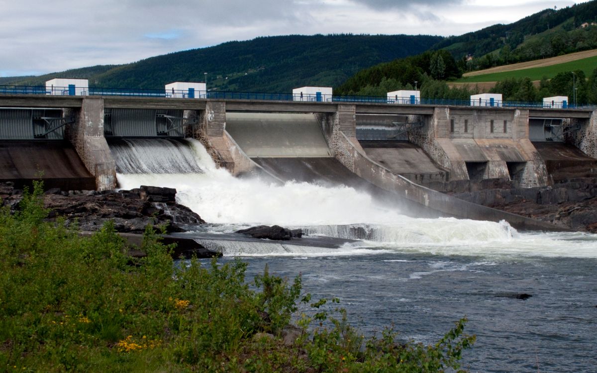 Kommunene risikerer å miste 400 millioner i inntekter fra vannkraftanlegg. Her bilde fra Hunderfossen kraftstasjon i Gudbrandsdalslågen. Foto: Paul Kleiven / Scanpix