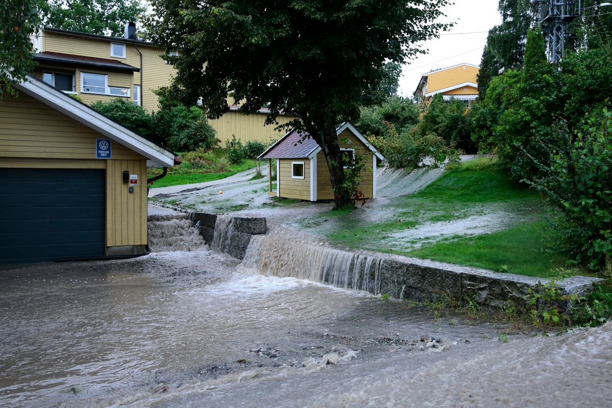 Store nedbørsmengder på Østlandet lørdag har ført til skader for over 100 millioner kroner. Foto: Krister Sørbø / NTB scanpix