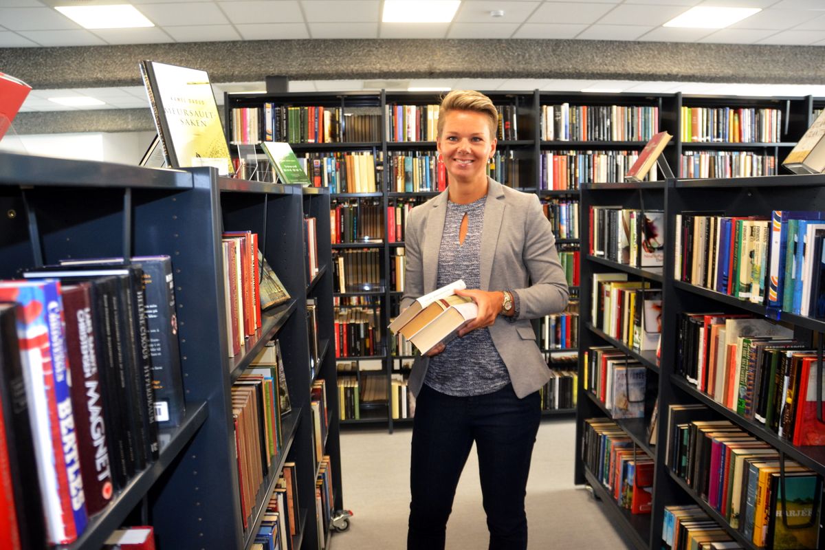 Ordfører Kristin Maurstad (Ap) fikk prøve seg som bibliotekar-vikar i sommer. Foto: Terje Engås/Sunnmørsposten.