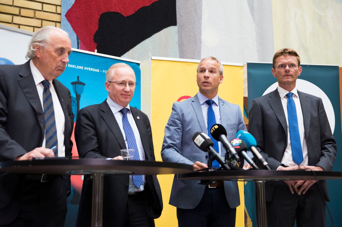 F.v.: Svein Flåtten (H), Gjermund Sæter (FrP), Hans Olav Syversen (KrF) og Terje Breivik (V) under pressekonferanse om revidert nasjonalbudsjett i vandrehallen. Foto: Berit Roald / NTB scanpix