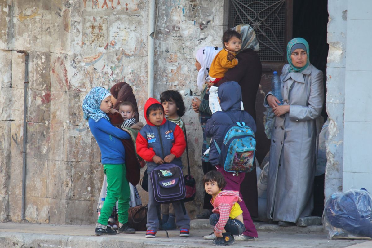 Flyktningestrømmen fra Syria er det konkrete utgangspunktet for at inkluderingsminister Solveig Horne (Frp) har bedt kommunene bosette flere flyktninger i år og neste år. Bildet er fra byen Ariha i Syria, hvor noen av lokalbefolkningen i dag flyktet etter at opprørsstyrker inntok Idlib-provinsen. Foto: REUTERS/Ammar Abdullah, Scanpix