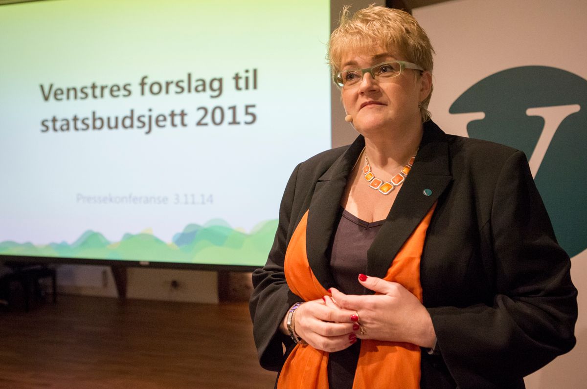 Venstre-leder Trine Skei Grande la mandag fram partiets alternative statsbudsjett, med mer penger til kommunene. Foto: Torstein Bøe / NTB scanpix