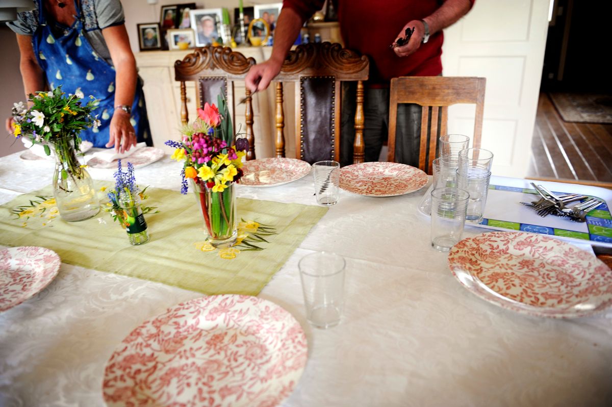 At en fast person fra hjemmetjenesten dekker bordet eller gir pleie, er mye viktigere for eldre enn å kunne velge mellom privat og kommunal hjemmehjelpen. Arkivfoto