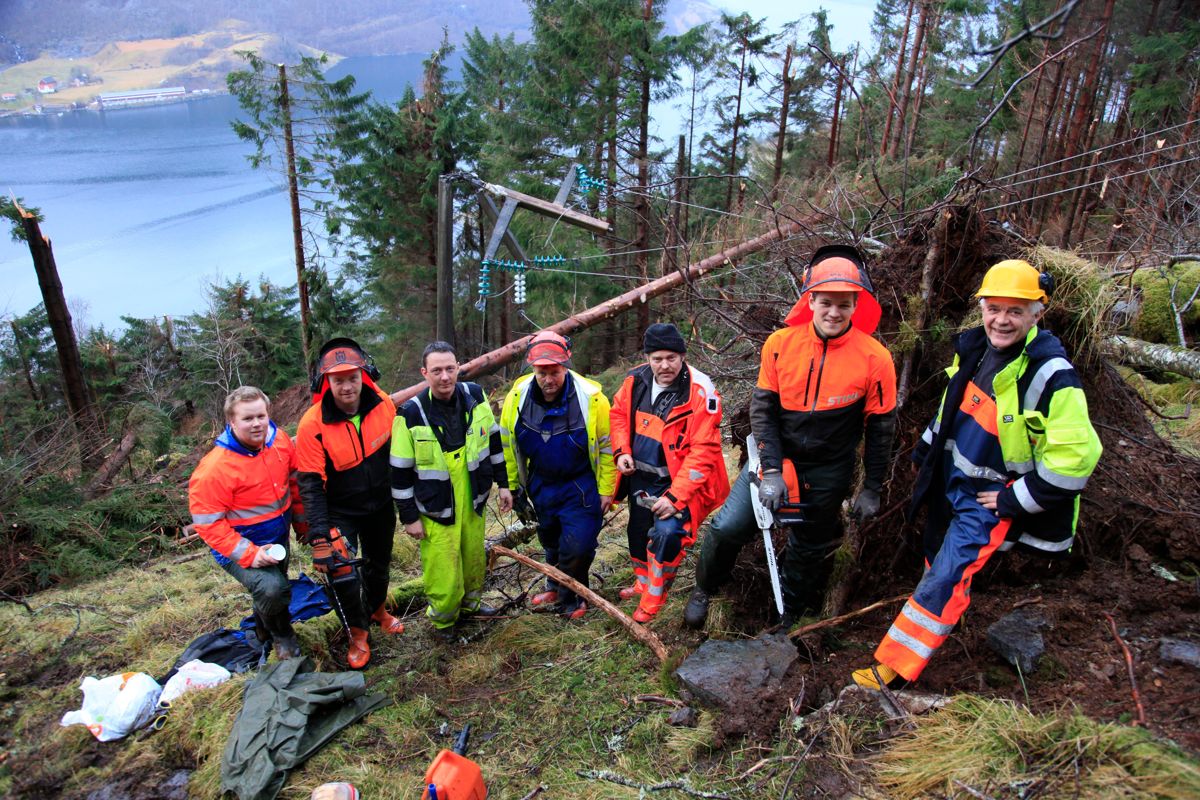 Linjemontører fra Sogn og fjordane energiverk reparerer "Dagmars" skader på strømledninger i Gloppen i Sogn og Fjordane. Foto: Per Svein Reed, Scanpix.