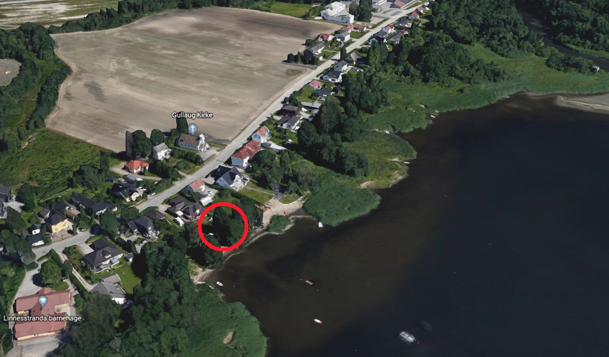 Den røde ringen viser hvor langs Linnesstranda lysthuset er oppført. Mellom boligområdet og sjøkanten er det en liten stripe naturreservat. Foto: Google Earth