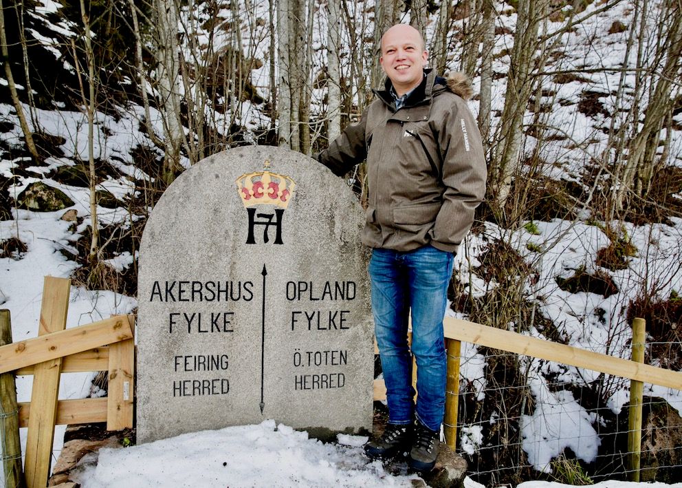 Senterpartiets leder Trygve Slagsvold Vedum ved en gammelt fylkesgrensestein på grensen mellom Oppland og Akershus, eller Innlandet og Viken, som det heter i 2020. Foto: Vidar Ruud, NTB scanpix