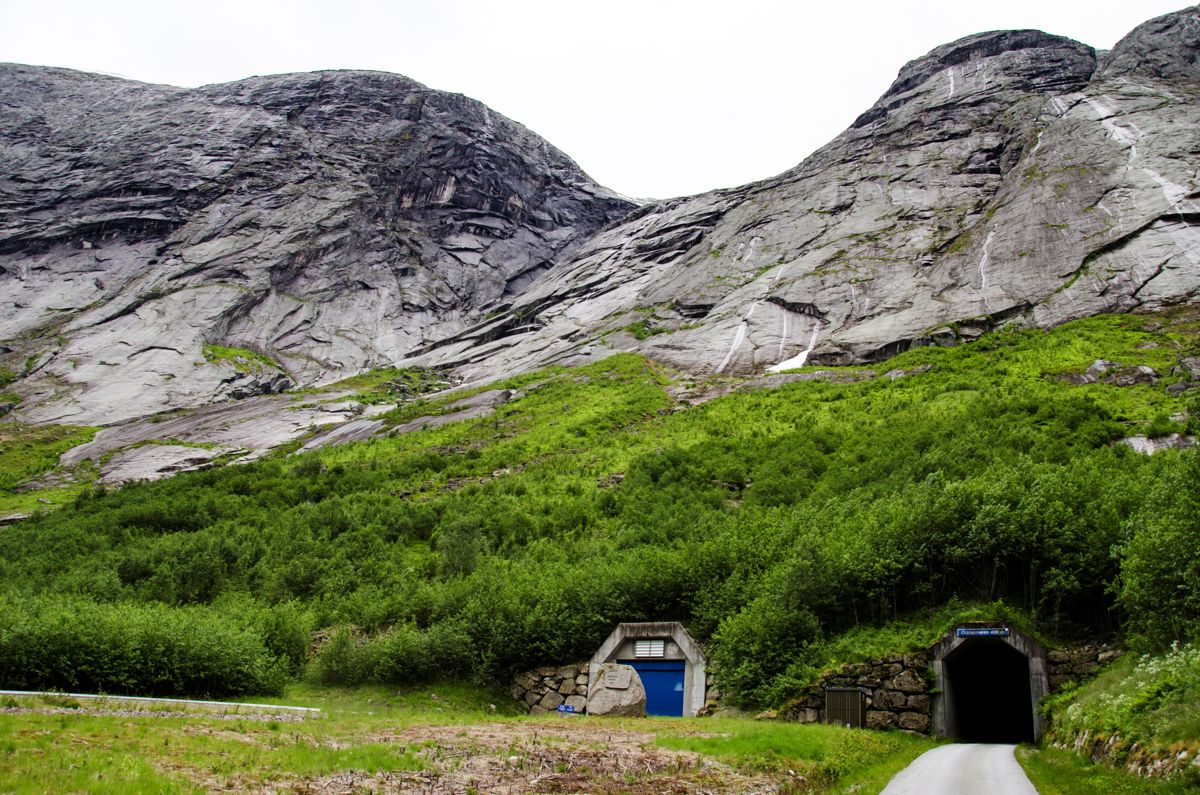 Bak denne døra ligger Kjøsnesfjorden kraftverk.