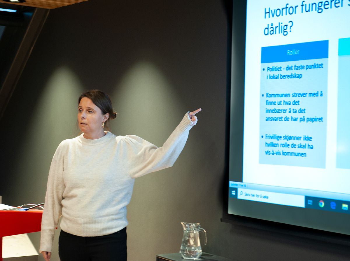 Forsker Marte Slagsvold Winsvold ved Institutt for samfunnsforskning er overrasket over svarene på Kommunal Rapports lokalpolitikerundersøkelse. Bildet er fra i februar i fjor, da hun la fram en rapport om lokalt beredskapssamarbeid.