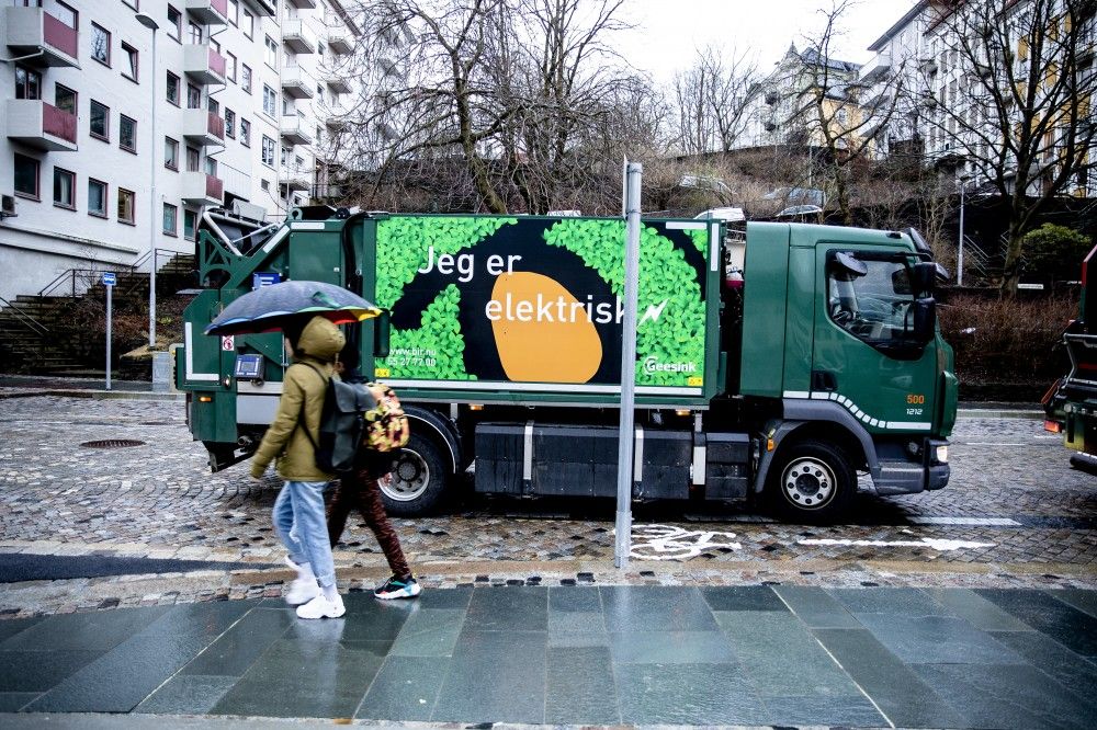 En av BIRs elektriske avfallsbiler som brukes i avfallsinnsamlingen i Bergen sentrum. Enova har gitt støtte til innkjøpet av bilene, som koster flere millioner kroner. Foto: Magnus K. Bjørke