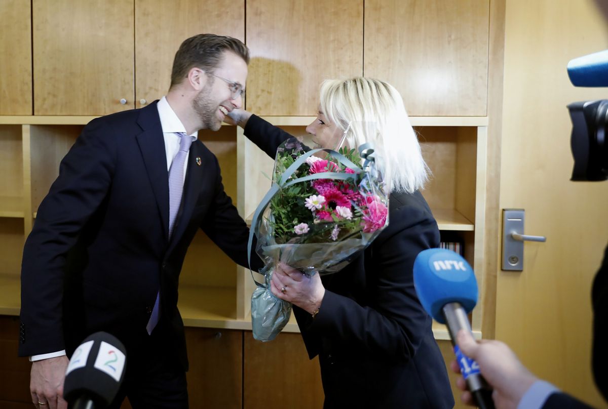 Monica Mæland (H) ga to konkrete råd og blomster til Nikolai Astrup (H) da han fredag overtok som kommunal- og moderniseringsminister. Foto: Magnus Knutsen Bjørke