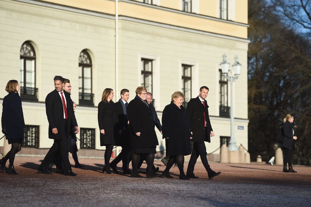 Den nye Solberg-regjeringen i solskinnet på Slottsplassen i Oslo fredag. Foto: Fredrik Varfjell, NTB scanpix