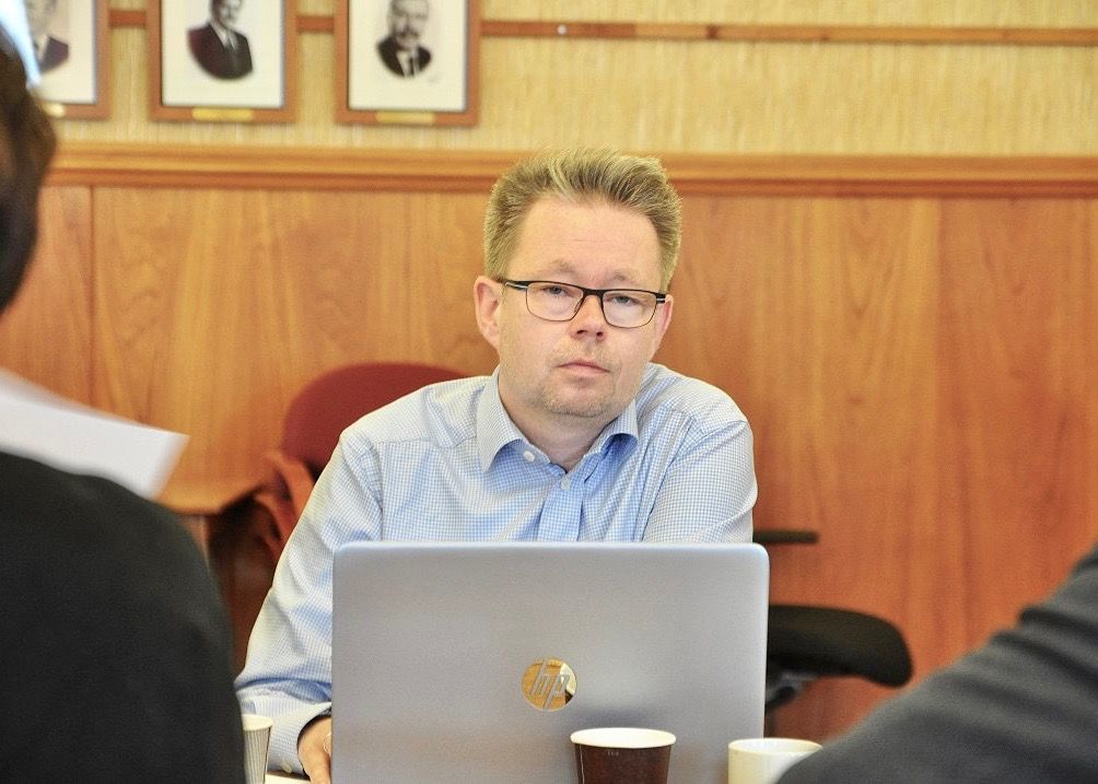 Raymond Robertsen deltok på sitt siste kommunestyremøte som rådmann i Nordkapp denne uken. Foto: Randi Iren Olsen, Finnmarksposten