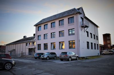 På rådhuset i Honningsvåg avviser Nordkapp kommune å gi innsyn i flere opplysninger i arbeidsmiljørapporten. Foto: Thomas Frigård