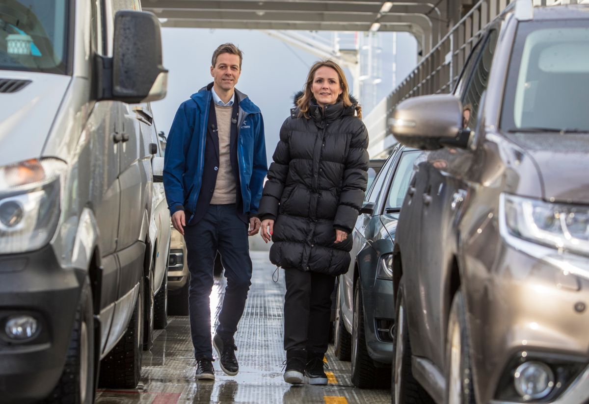 Samferdselsminister Knut Arild Hareide (KrF) og distrikts- og digitaliseringsminister Linda Hofstad Helleland (H) besøkte i forrige uke Møre og Romsdal, der det har vært protester mot økte ferjepriser. Nå inviterer fire statsråder fylkene til møte. Foto: Ole Berg-Rusten, NTB scanpix