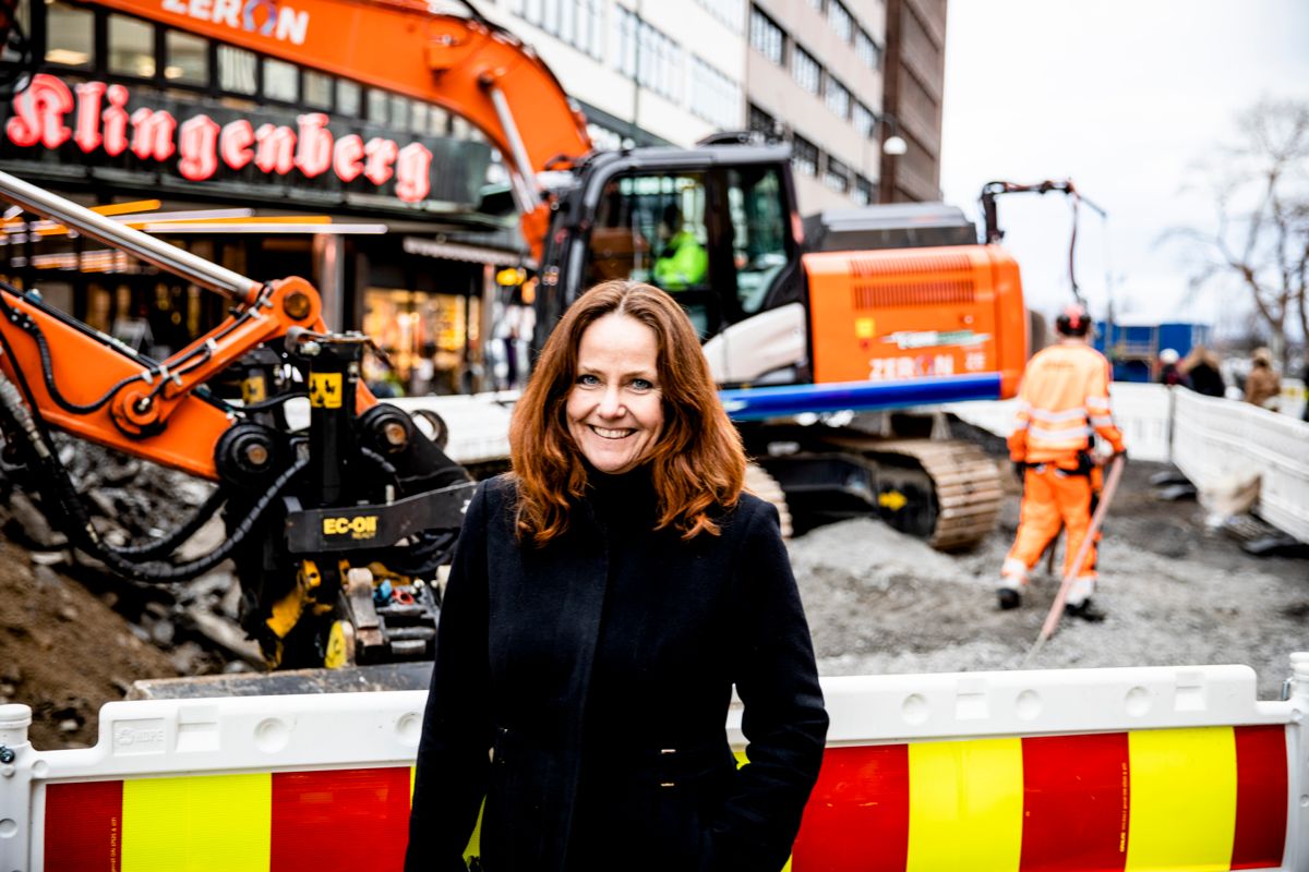 Fossilfrie anleggsmaskiner er ett viktig tiltak i Klimakur 2030. – Vi har vist at det går an, sier direktør Heidi Sørensen i klimaetaten i Oslo. Her står hun foran det som skal være verdens første utslippsfrie byggeplass. Foto: Magnus K. Bjørke