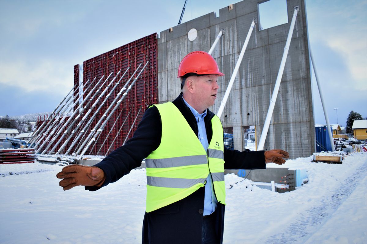 Ordfører Amund Hellesø (Ap) er glad for at Nærøysund bygger to nye idrettshaller, selv om dette bidrar til røde tall i årets budsjett. Foto: Thomas Frigård