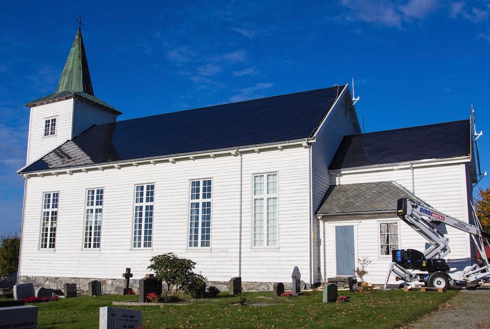 Med lekre solcellepaneler som på avstand ser ut som skiferplater, har Strand kirke i Rogaland blitt velsignet med mer strøm enn den trenger. Foto: Kristoffer Nåden Havn, Nåden Media/NTB scanpix