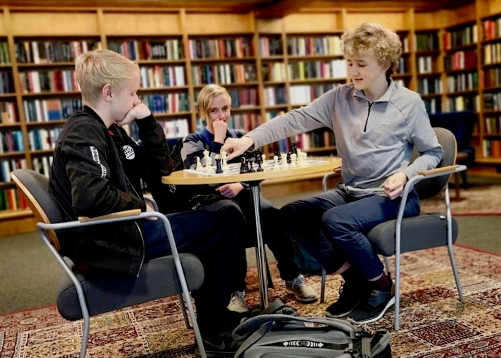 Et hovedmål for Øvre Eiker bibliotek er å være en møteplass, skriver biblioteksjefen, og det brukes av folk i alle aldre. Foto: Øvre Eiker bibliotek