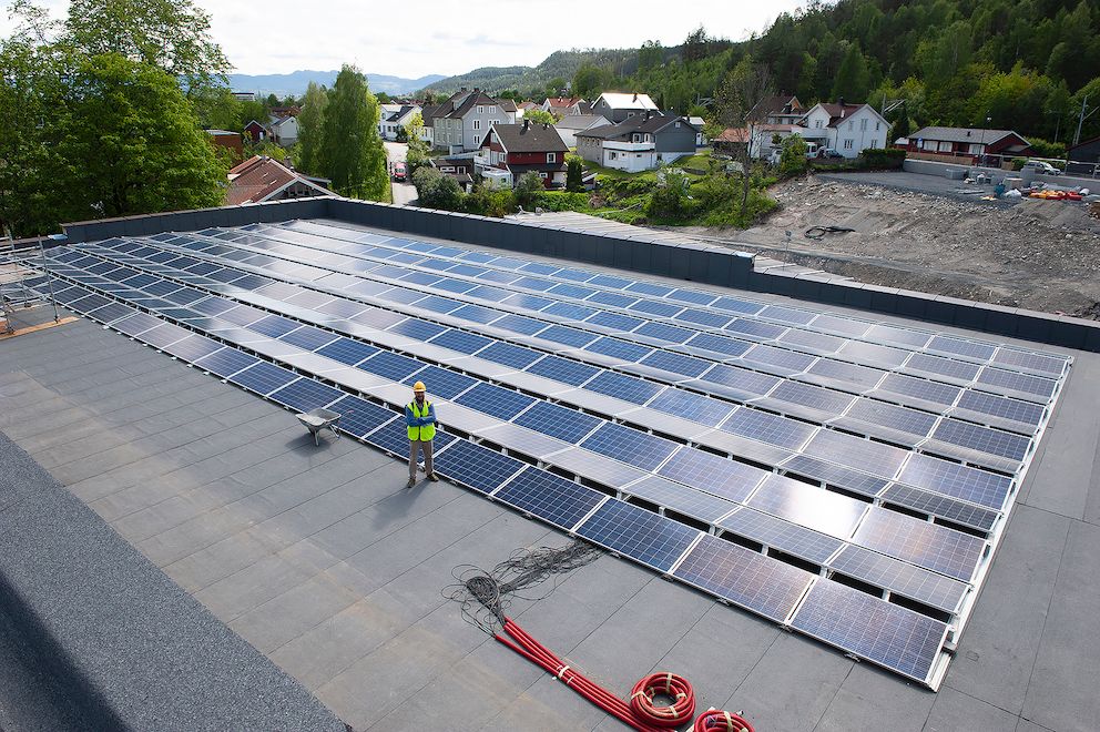 Solceller på taket kan bidra til å gjøre kommunale bygg til plusshus. Foto: Terje Lien