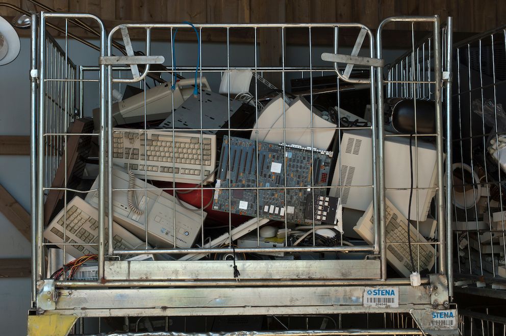 Det kommunale IT-utstyret ender ofte som EE-avfall på en miljøstasjon, skriver Truls Buchar. Illustrasjonsfoto: Colourbox