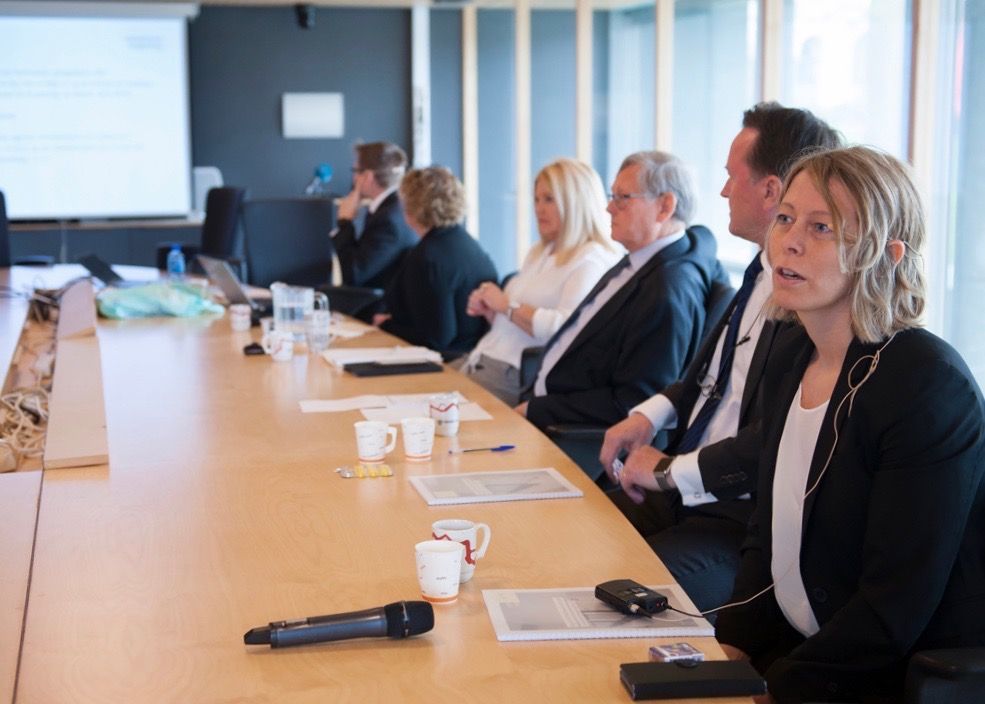 Advokat Lill Egeland (t.h.) svarer på kritikk på fra varslerne i Fredrikstad. Bildet er fra presentasjonen av granskingsrapportene i mai 2018. Foto: Terje Lien