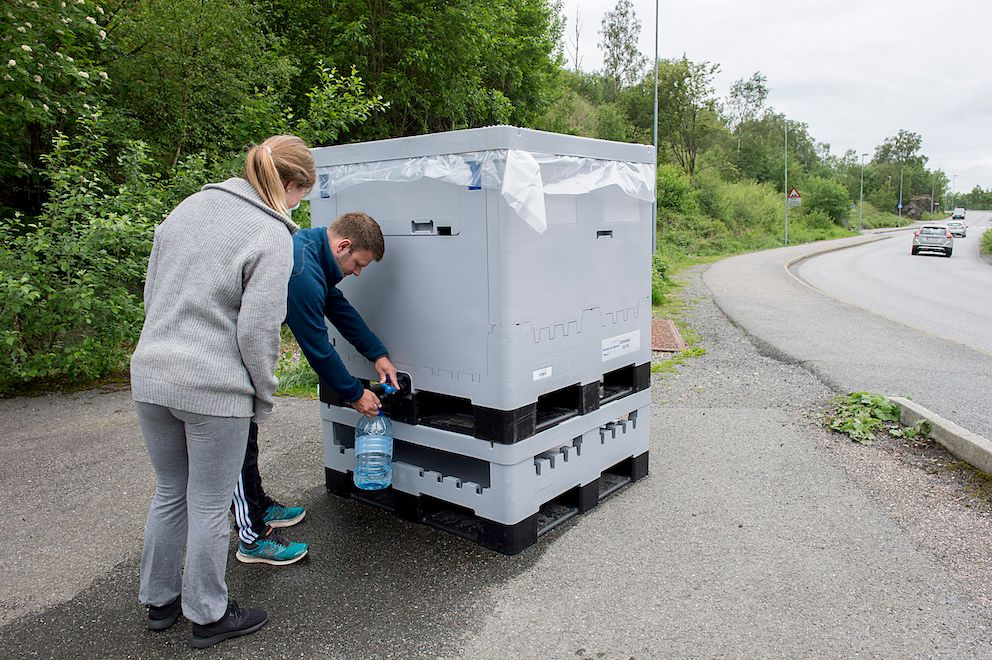 Mange på Askøy måtte hente vann fra vanntanker etter at det ble kjent at vannet fra Kleppe vannverk var forurenset. Foto: Marit Hommedal, NTB scanpix