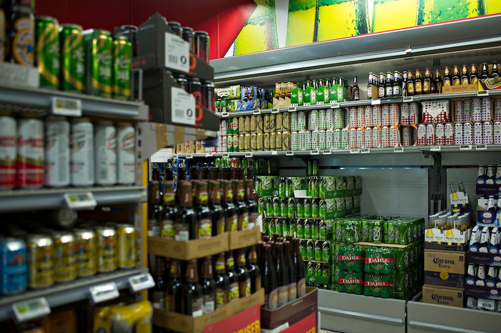 Lokalpolitikerne bør kunne gi bevilling til salg av øl i kiosker og på bensinstasjoner, mener Iman Winkelman. Illustrasjonsfoto: Roar Christiansen, BT/MTB scanpix