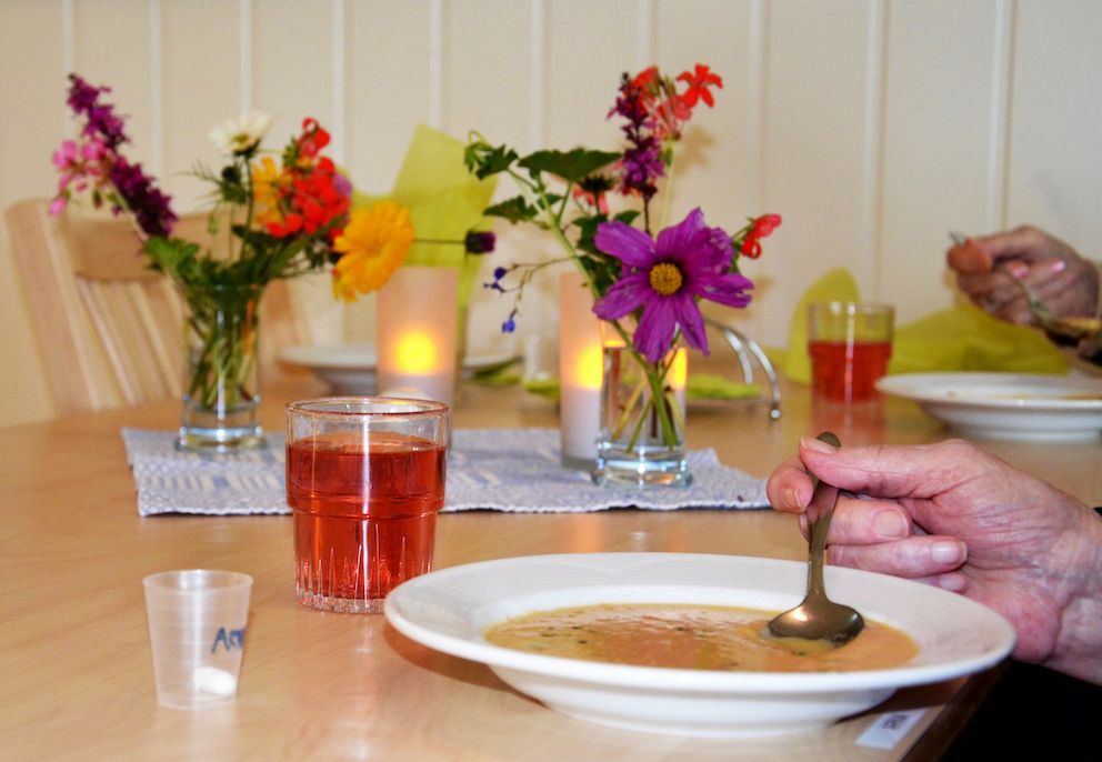 Me ser mange teikn til at mat for gamle vert teke langt meir på alvor enn tidlegare, men skuffande få kommunar spør brukarane systematisk om mattilbodet de får, meiner Kommunal Rapport. Illustrasjonsfoto: Britt Glosvik