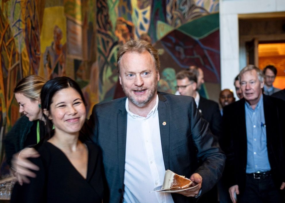 Lan Marie Nguyen Berg får gratulasjoner av byrådsleder Raymond Johansen etter prisoverrekkelsen på rådhuset. Foto: Magnus K. Bjørke