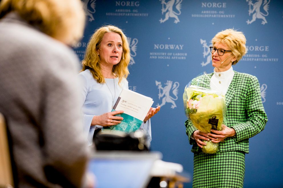 Utvalgsleder Anne Cathrine Frøstrup overleverte før påske utredningen om varsling og varslervern til arbeidsminister Anniken Hauglie (H). Foto: Magnus K. Bjørke