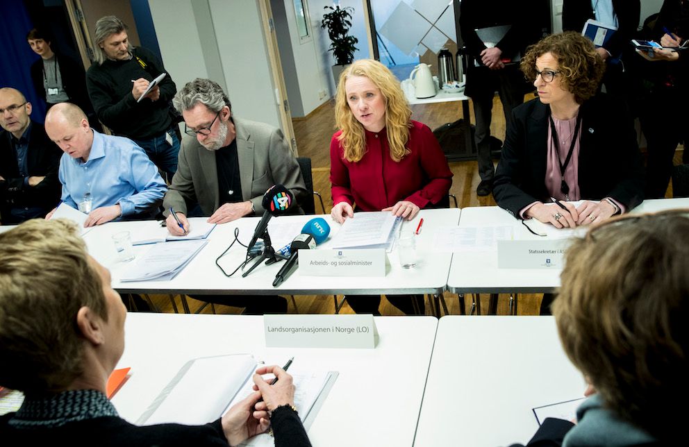 Det vanskeligste i forhandlingene, som ledes av arbeids- og sosialminister Anniken Hauglie (i midten), har nok vært å bli enige om en tidligpensjonsordning, skriver Jan Inge Krossli. Foto: Vidar Ruud, NTB scanpix