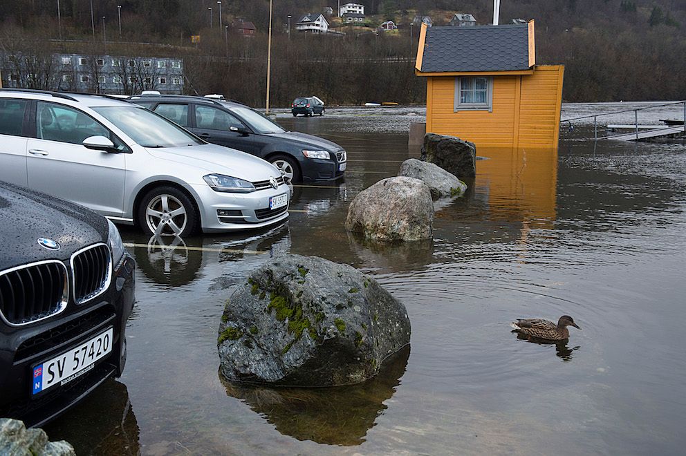 Flommer og oversvømmelser er blitt mer uforutsigbare, påpeker Mia Ebeltoft. Bildet er fra Arna i fjor. Foto: Marit Hommedal, NTB scanpix