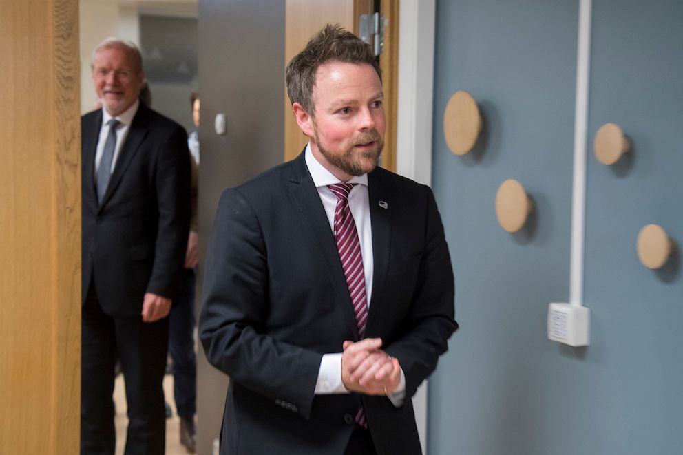 Den nye næringsministeren Torbjørn Røe Isaksen (H) mottok tirsdag rapporten om like konkurransevilkår. Foto: Heiko Junge, NTB scanpix