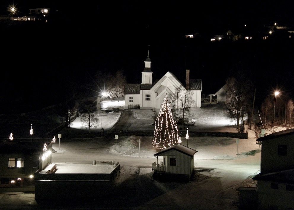 Kirkebyggene har en selvsagt plass ikke bare i vår historie, men også i vår egen tids omgivelser, hverdag og livsløp, skriver Oddbjørn Sørmoen. Bildet er fra Skjervøy i Troms. Foto: Torhild Granhaug