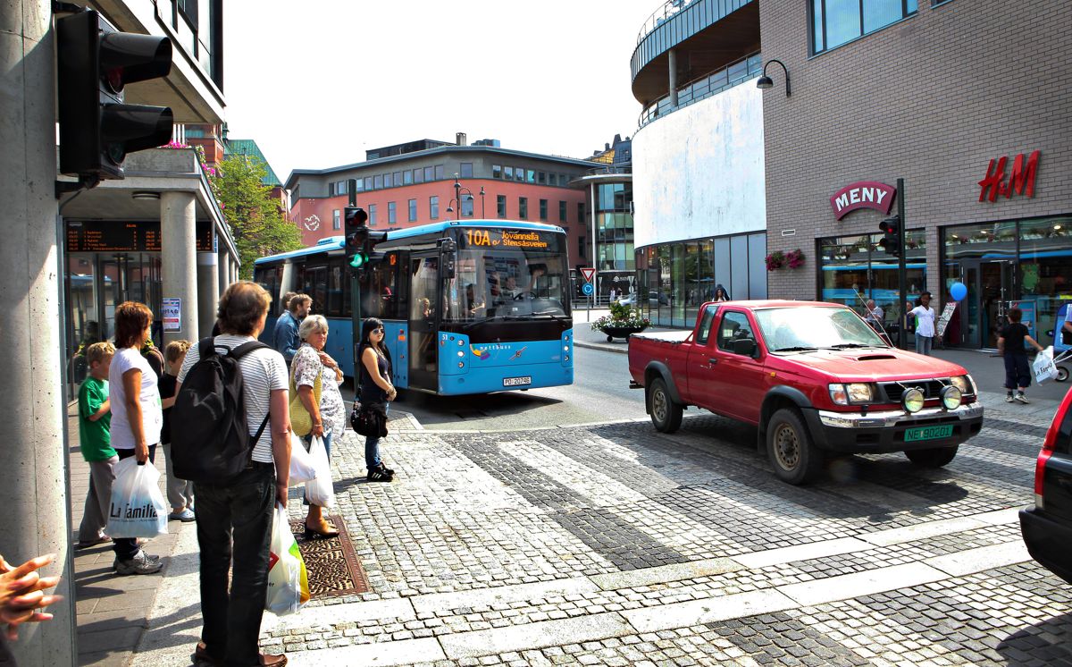 Arendal har som motto at sentrum skal være bilfritt dette året, og har for lengst stengt av veier, torg og bryggeområder. Foto: Olav Olsen, Aftenposten, NTB scanpix