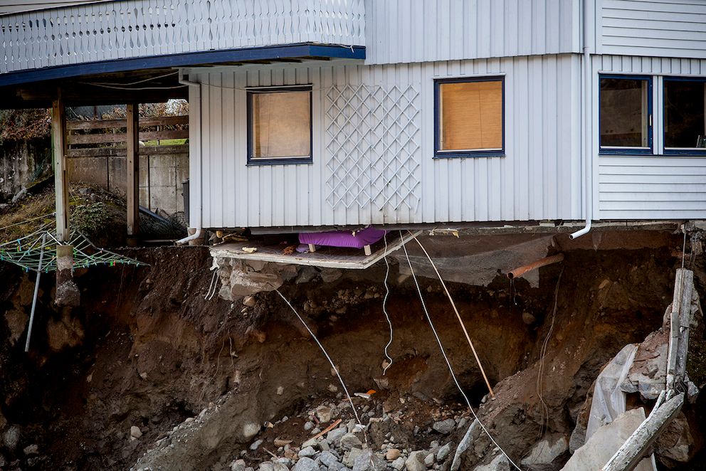 – Det er viktig at kommunene får tilført kompetanse om hvordan de skal ta hensyn til klimatilpasning, skriver Anne Britt Leifseth. Bildet viser skader etter flommen i Odda i 2014. Foto: Magnus K. Bjørke